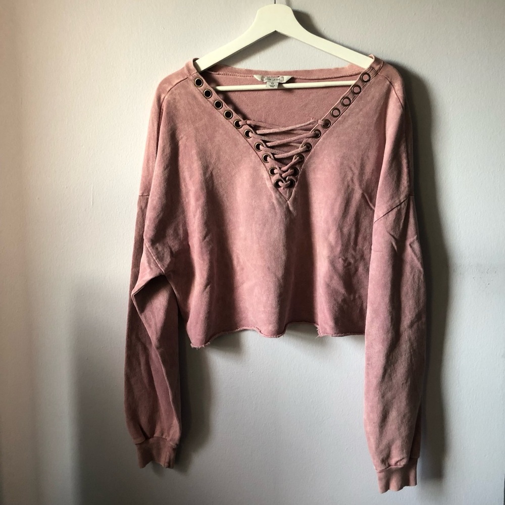 Adam Levine salmon pink sweater